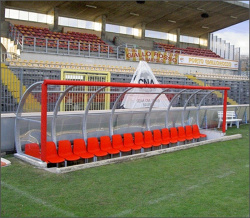 Места для запасных игроков с навесом